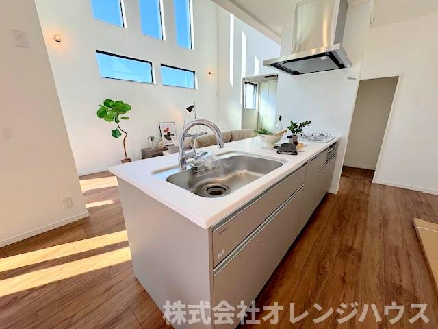 【キッチン】 | 座間市南栗原三丁目　新築分譲住宅　全1棟 | 高級感ある人造大理石天板のペニンシュラキッチンを採用しました。