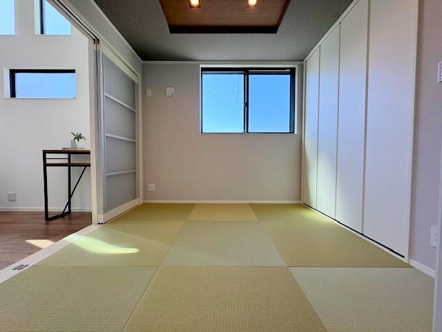 【和室】 | 座間市南栗原三丁目　新築分譲住宅　全1棟 | リビングの隣は”和室”。開閉させても良し・お子様を遊ばせても良し、客間としてもご利用頂けます。