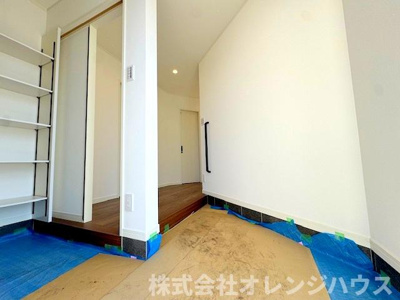 【玄関】 | 座間市南栗原三丁目　新築分譲住宅　全1棟 | 各部屋にクローゼットを設置していることはもちろん、玄関のシューズクロークは天井までの大容量。いつでもスッキリとした玄関でお客様をお迎えできます。