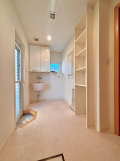 【ランドリースペース】 | 千葉市緑区おゆみ野南3丁目　中古戸建 | キッチン裏のランドリースペース
清潔感のあるホワイトで統一されております。