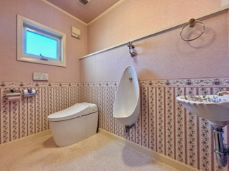 【トイレ】 | 千葉市緑区おゆみ野南3丁目　中古戸建 | 可愛らしい内装の一階のトイレは室内に手洗いも付いております。