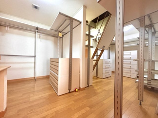 【収納】 | 千葉市緑区おゆみ野南3丁目　中古戸建 | 主寝室からの大容量のウォークインクローゼット
収納庫ともいえるサイズです。
