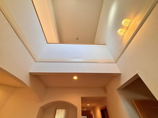 【玄関】 | 千葉市緑区おゆみ野南3丁目　中古戸建 | 玄関を入ると吹抜けがあり開放的です。