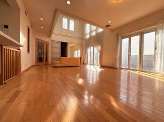 【居間・リビング】 | 千葉市緑区おゆみ野南3丁目　中古戸建 | 開放的な広いLDKで家族や友人との様々な過ごし方が目に浮かびます♪