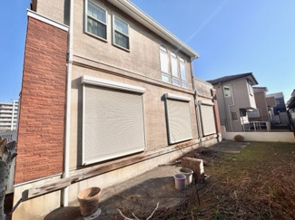 【庭】 | 千葉市緑区おゆみ野南3丁目　中古戸建 | 南側には電動シャッター付きの大きな窓が3つと吹抜け部分の窓から陽が入り室内は常に明るいです