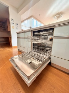 【設備】 | 千葉市緑区おゆみ野南3丁目　中古戸建 | フロントオープン型の食洗器で大量の食器を入れられます。（ミーレ製）