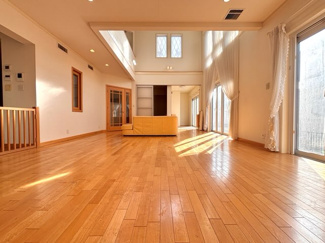 【居間・リビング】 | 千葉市緑区おゆみ野南3丁目　中古戸建 | 開放的な大きな吹抜けが特徴の大空間のLDK