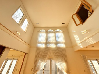 【居間・リビング】 | 千葉市緑区おゆみ野南3丁目　中古戸建 | リビング上部の吹抜けは開放感があり室内を明るくしてくれます。