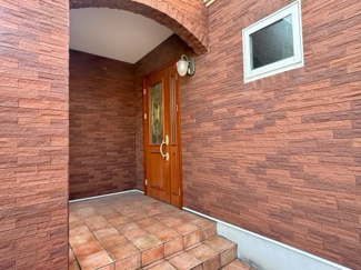 【玄関】 | 千葉市緑区おゆみ野南3丁目　中古戸建 | 重厚感のあるタイル外壁（サンクレイ・テッセラ）