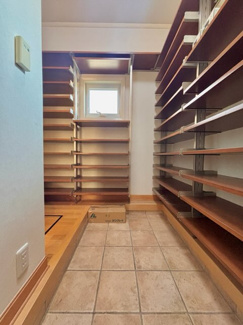 【収納】 | 千葉市緑区おゆみ野南3丁目　中古戸建 | 玄関隣のシューズクロックは裏側からも回遊できる動線となっております。