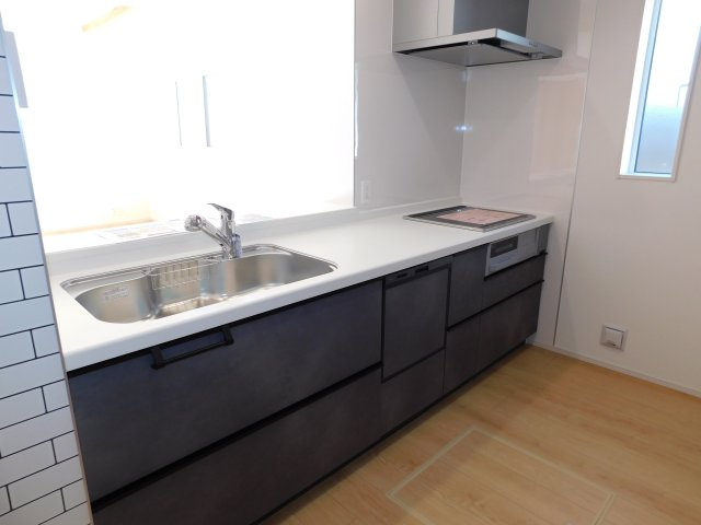 愛西市諸桑町郷城の新築一戸建のキッチン|◇キッチン◇　　人気の対面式・人工大理石天板システムキッチン・食洗機・浄水機能付ハンドシャワー・静音仕様シンク・薄型換気扇・スローインクローズレール・床下収納庫