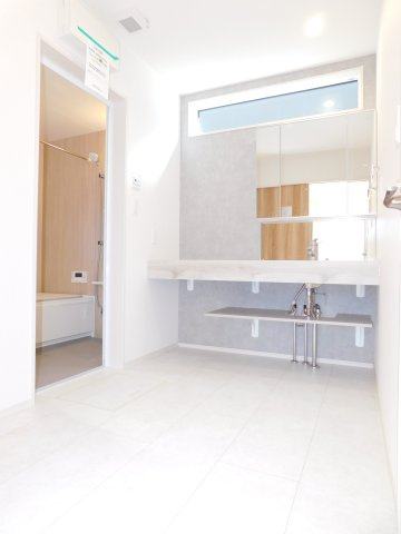 愛西市諸桑町郷城の新築一戸建の独立洗面台|◇洗面室◇　　洗練されたデザインのオープンサニタリー♪