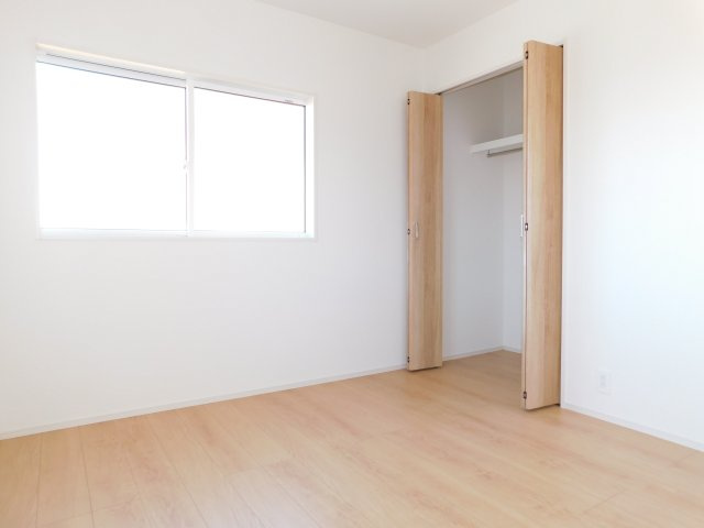 愛西市諸桑町郷城の新築一戸建の洋室|◇洋室◇　　明るい洋室５．２５帖　全居室収納完備！