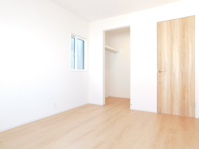 愛西市諸桑町郷城の新築一戸建の洋室|◇洋室◇　　明るい洋室６．０帖　ウォークインクローゼット完備！