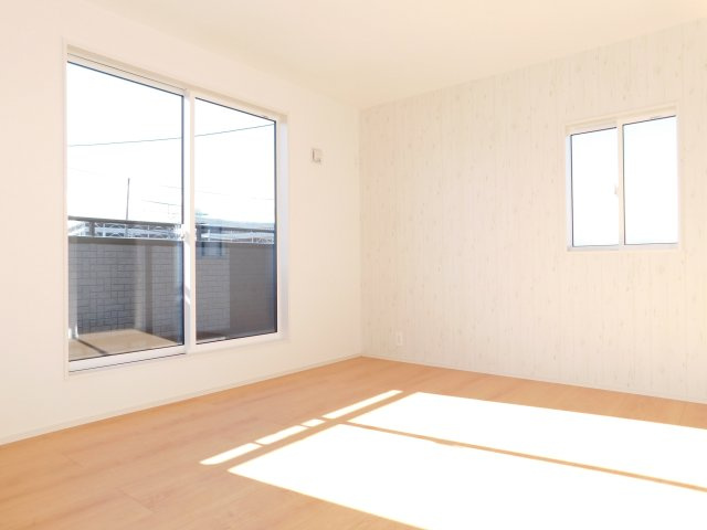 愛西市諸桑町郷城の新築一戸建の洋室|◇洋室◇　　南面で明るい洋室７．０帖　ウォークインクローゼット完備！　バルコニー付き♪