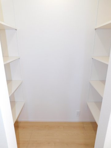 愛西市諸桑町郷城の新築一戸建の収納|◇パントリー◇　　日用品や食料品などの収納に便利な可動棚付きパントリー♪