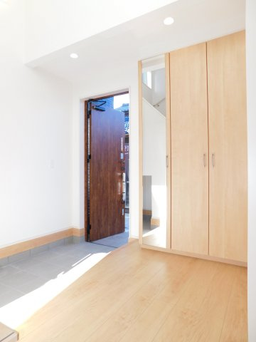 愛西市諸桑町郷城の新築一戸建の玄関|◇玄関収納◇　　家族の履物がしっかり収納できるミラー付き大型シューズ収納♪　玄関には土間収納完備！