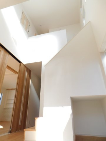 愛西市諸桑町郷城の新築一戸建の玄関|◇玄関ホール◇　　開放感を演出する吹抜の玄関スペース♪