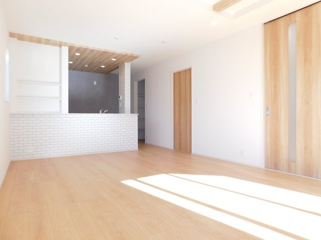 愛西市諸桑町郷城の新築一戸建の居間・リビング|◇リビング◇　　南面で明るいリビング１８．０帖　家族のコミュニケーションが自然と増える対面キッチン♪