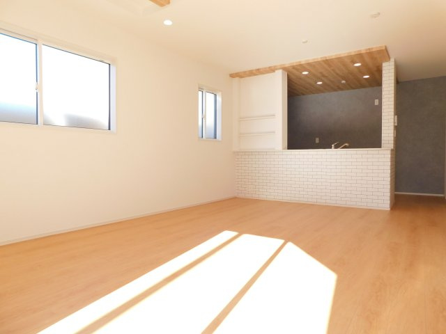 愛西市諸桑町郷城の新築一戸建の居間・リビング|◇リビング◇　　南面で明るいリビング１８．０帖　　ポップアップ天井のおしゃれなキッチン♪