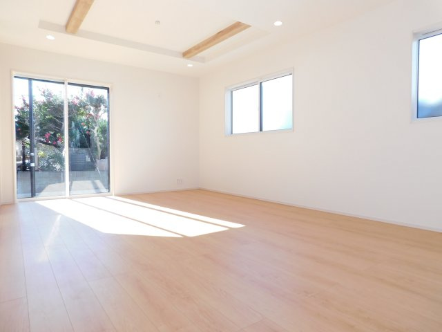 愛西市諸桑町郷城の新築一戸建の居間・リビング|◇リビング◇　　南面で明るいリビング１８．０帖　　アクセントになる化粧梁と開放感を演出する折り上げ天井♪