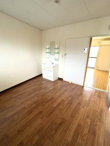 ハニーハイツⅠの居間・リビング|使いやすい独立洗面台です