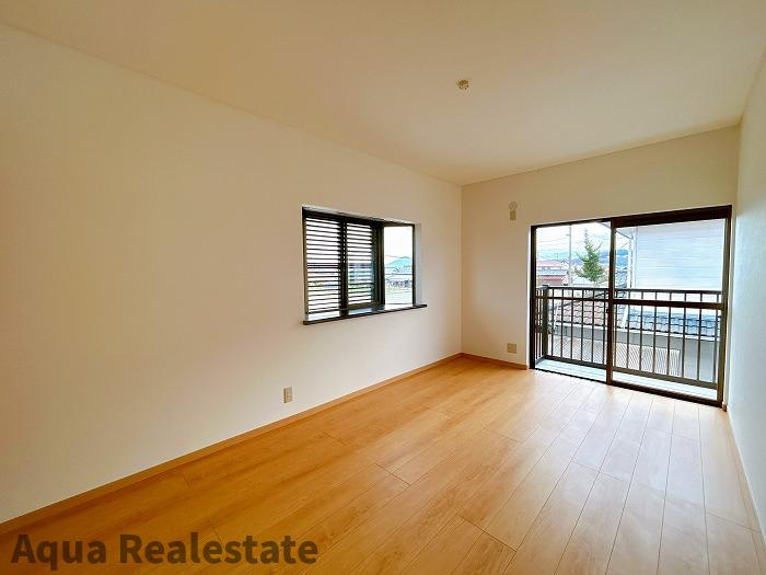 善通寺市木徳町　リノベ住宅の洋室|2階南東洋室　二面採光で明るく開放感のあるお部屋です。
