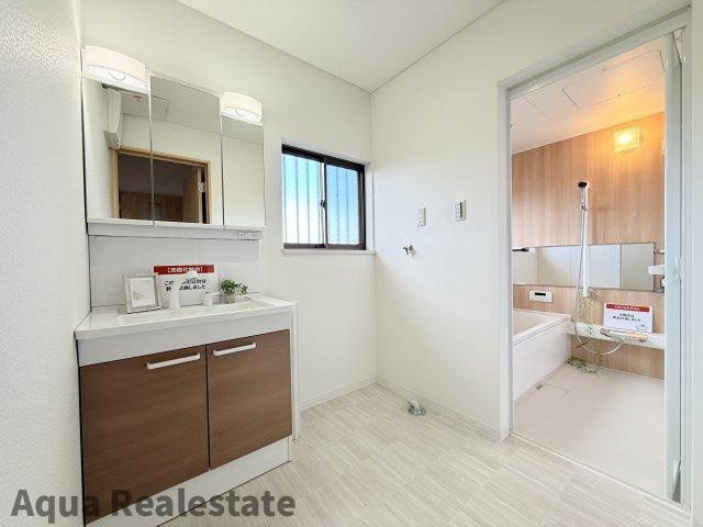 善通寺市木徳町　リノベ住宅の洋室|2階南東洋室　二面採光で明るく開放感のあるお部屋です。
