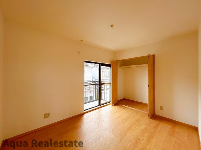 善通寺市木徳町　リノベ住宅の寝室|2階南西洋室　元々和室でしたが洋室へ変更しました。
