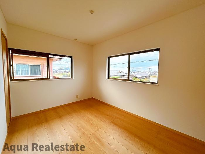 善通寺市木徳町　リノベ住宅の洋室|2階北側洋室　二面採光になっており風通りもよいお部屋です