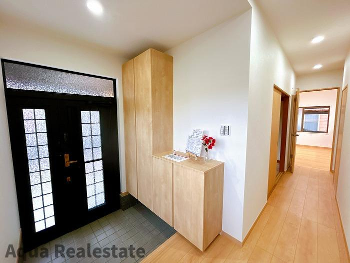 善通寺市木徳町　リノベ住宅の玄関|玄関・廊下　建具や床材の色味を統一して一体感のある雰囲気に生まれ変わりました
