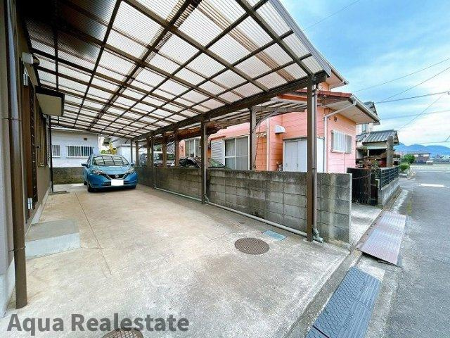 善通寺市木徳町　リノベ住宅の設備|駐車スペース　屋根付きで勝手口の目の前です。雨の日も荷物の荷下ろしも濡れません