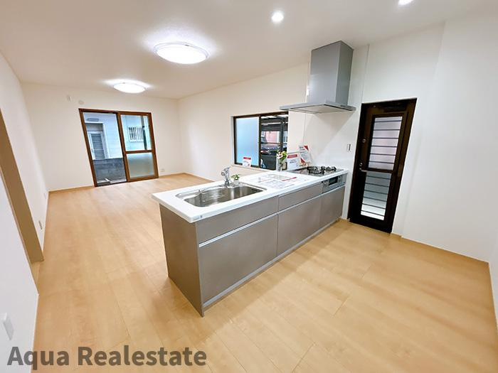 善通寺市木徳町　リノベ住宅の居間・リビング|キッチンカウンター内はダウンライト、リビングダイニングスペースは明るいシーリングライトを新しく設置しました。