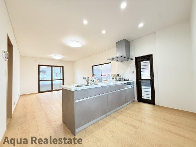 善通寺市木徳町　リノベ住宅の居間・リビング|キッチンカウンター内はダウンライト、リビングダイニングスペースは明るいシーリングライトを新しく設置しました。