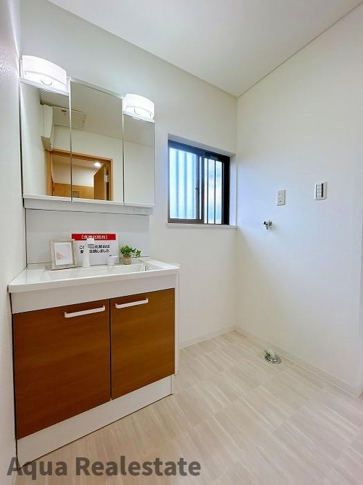 善通寺市木徳町　リノベ住宅の洗面所|小窓があり換気もしやすいスペースです