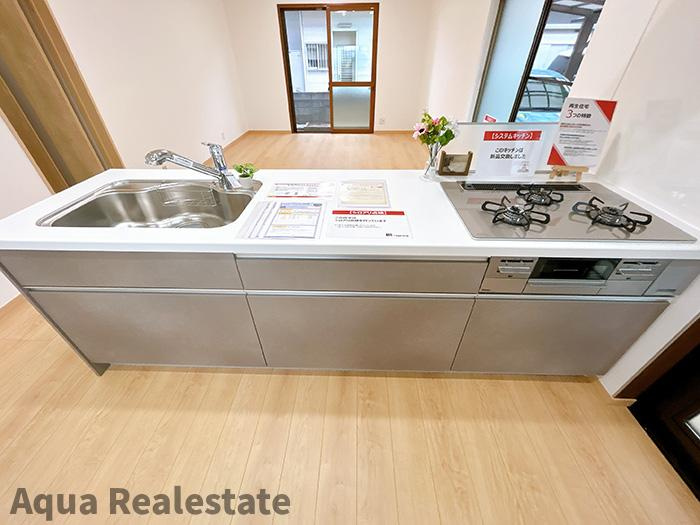 善通寺市木徳町　リノベ住宅のキッチン|カウンターキッチン　新品交換済。人工大理石の天板で手元も明るくなっています