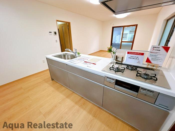 善通寺市木徳町　リノベ住宅のキッチン|カウンターキッチン　ワイドカウンターで奥行きがありリビングを見渡せるキッチンです