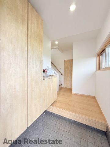 善通寺市木徳町　リノベ住宅のキッチン|カウンターキッチン　ワイドカウンターで奥行きがありリビングを見渡せるキッチンです