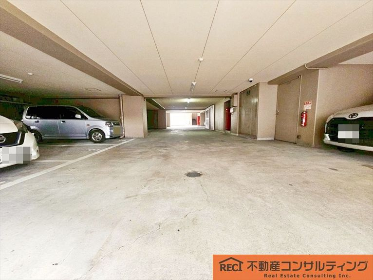 ファミリーハイツ御影の駐車場