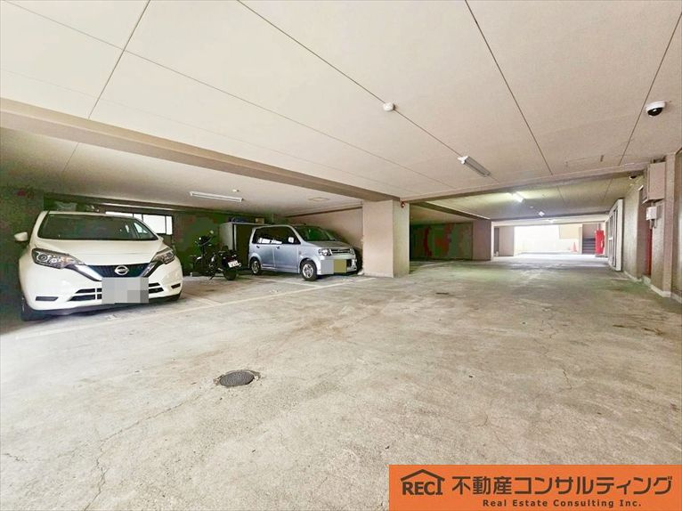 ファミリーハイツ御影の駐車場