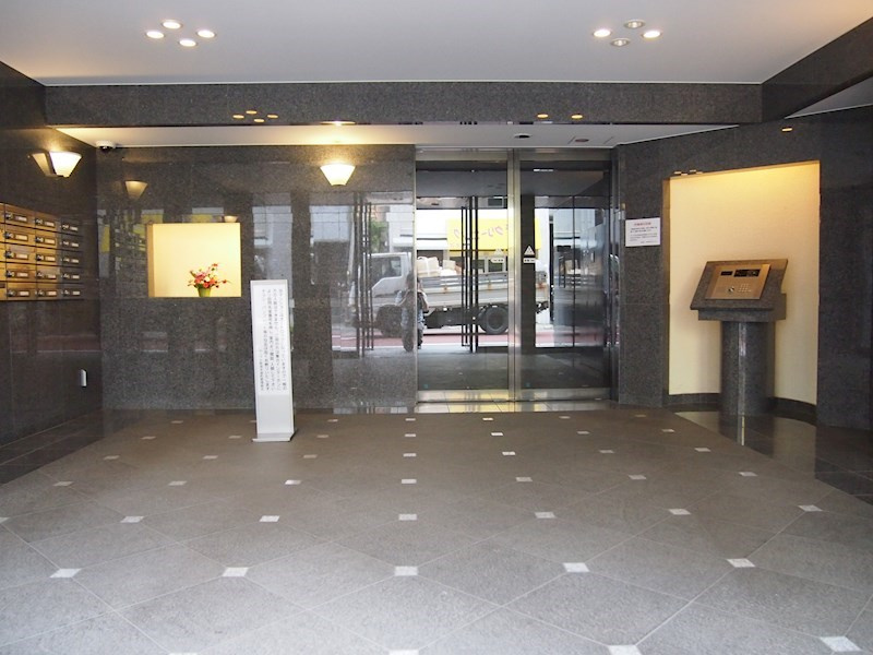 ルーブル新宿水道町のエントランス