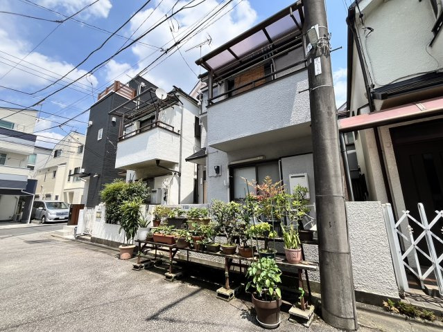 【成約済】北区赤羽三丁目　中古戸建の前面道路含む現地写真