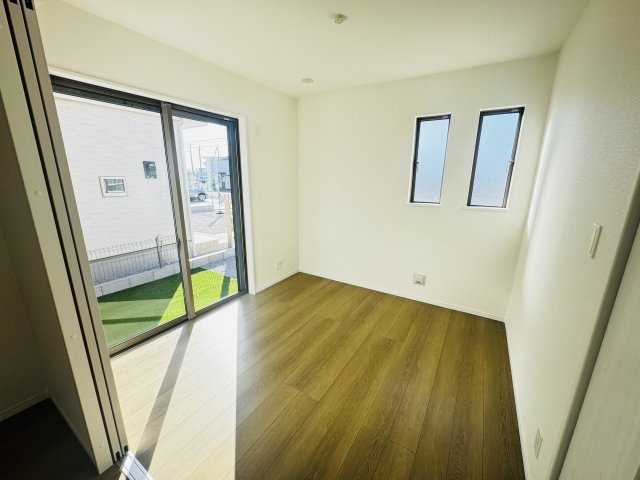 新築　前橋市広瀬町3丁目　Heartful　Town　A号棟の洋室|　リビング隣の洋室はお子様の遊び部屋としてもちょうどいいですね♪

