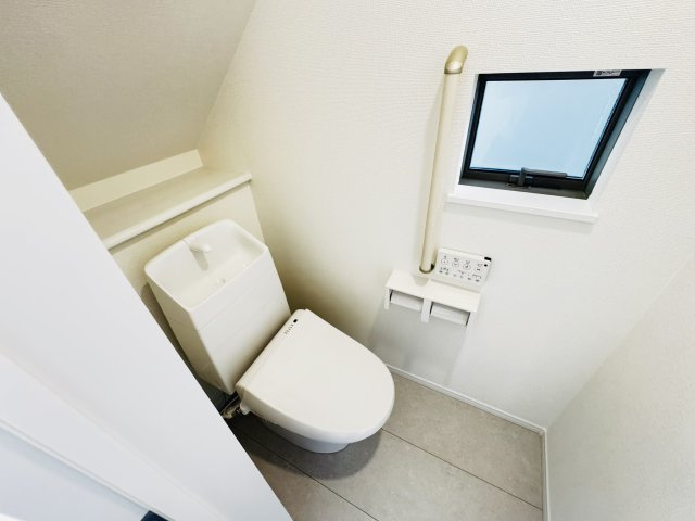 新築　前橋市広瀬町3丁目　Heartful　Town　A号棟のトイレ|　節水タイプのウォシュレット付きトイレ、水道料節約に一役買います！
