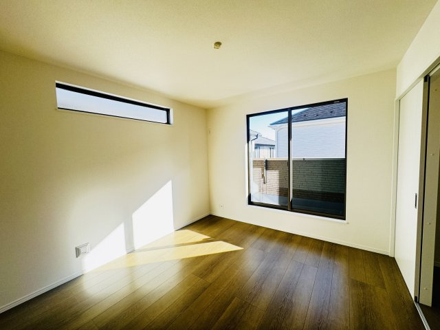 新築　前橋市広瀬町3丁目　Heartful　Town　A号棟の洋室|　全室南向きで明るいお部屋、子供部屋は明るい方が良いですよね♪							
					
