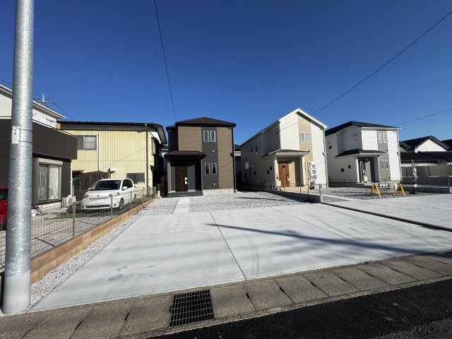 新築　前橋市広瀬町3丁目　Heartful　Town　A号棟の駐車場|現地写真　駐車スペースは並列3台+2台分可能です！
