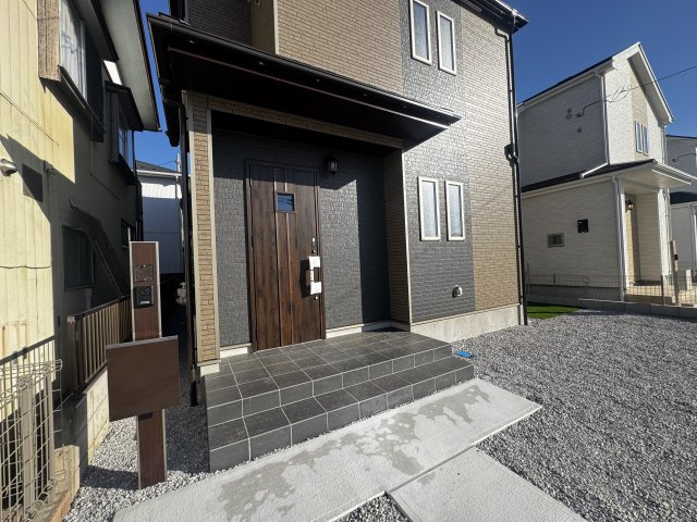 新築　前橋市広瀬町3丁目　Heartful　Town　A号棟の玄関|　ポストと一体型のTVモニターホンでセキュリティ安心！
