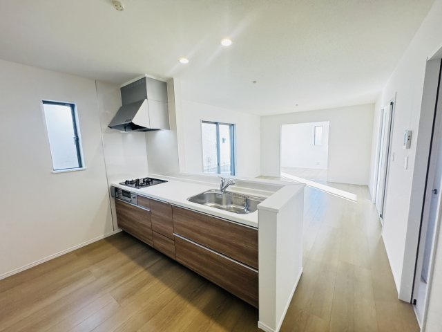 新築　前橋市広瀬町3丁目　Heartful　Town　A号棟のキッチン|　間口2550ｍｍで作業スペースも広々！換気扇も汚れが付きにくくお掃除がし易い設計です。
