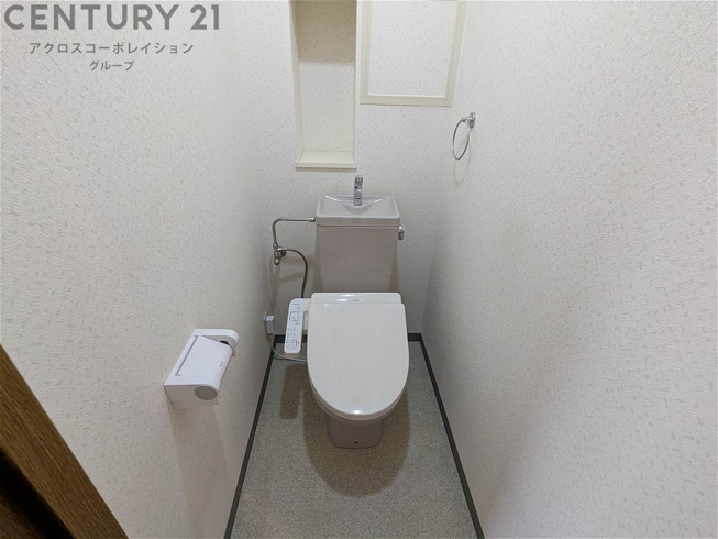 温水洗浄便座付きのトイレです♪