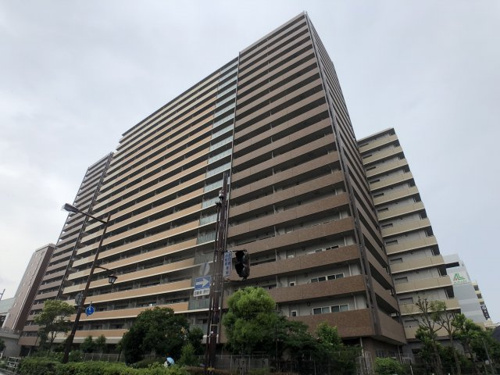 オートロックで外部の人間が簡単に出入りできないため安心です。